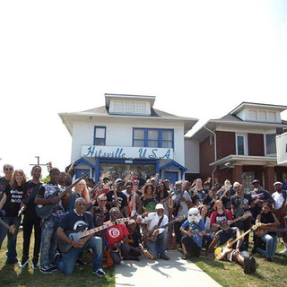 Annual Detroit Bass Day Photo Shoot Brings Bassists Together