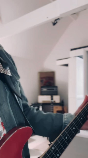 Chris Turpin makes Godzilla sounds on his Mulecaster 