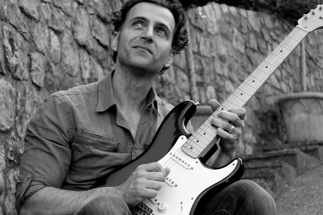 Dweezil Zappa Chit Chat With Guitar Cats