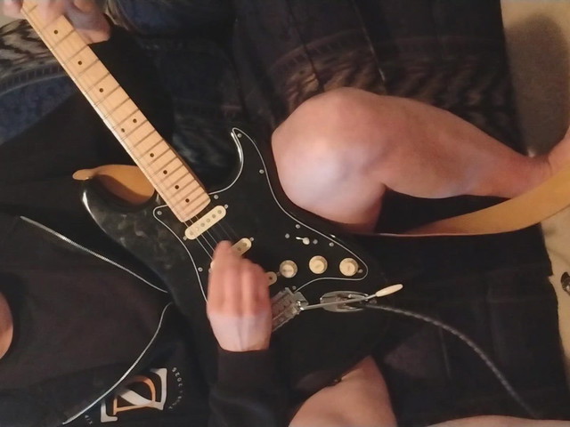 Deejay plays the solo section of Dweezil's Montana