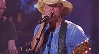 Chesney Goes with 'American Kids' at CMT Awards
