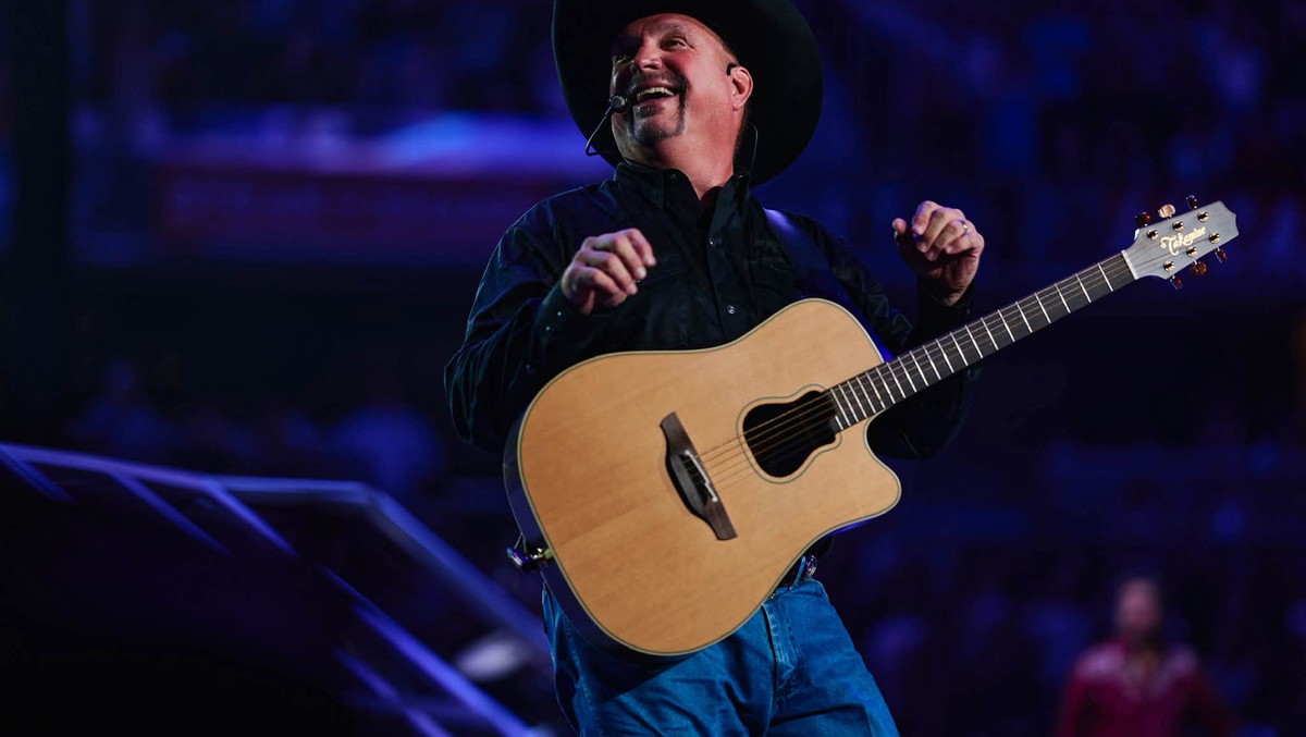 Garth Gets Back to Basics on "Blame It All On My Roots” Tour
